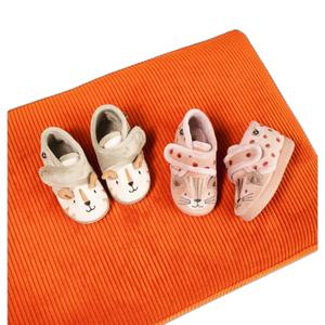 105119-498-children-s-slippers-victoria-ojala-animales-empolvado